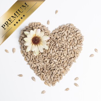 Eine Herzform aus Sonnenblumenkernen mit einer weißen Blume in der Mitte, begleitet von einem goldenen 'PREMIUM'-Banner.