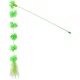 Canne à chat verte avec pompons en tulle en forme de fleurs pendants et queue en plumes sur fond blanc.