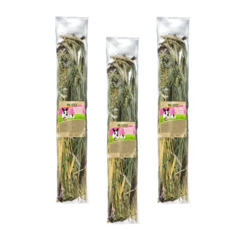 Drei Pakete mit getrocknetem Gras und Kräutern für kleine Haustiere, beschriftet mit "MultiFit," mit einem Kaninchen-Graphic und Nährwertinformationen.