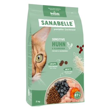 Die Verpackung für Katzenfutter zeigt das Gesicht einer Katze und liest "SANABELLE SENSITIVE HUHN & BLAUBEEREN" mit Trockenfutter, Huhn und Blaubeeren.