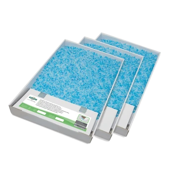 Drei Tabletts mit blauer Kristall-Katzenstreu, mit einem Etikett, das Produktinformationen und Anwendungshinweise enthält.