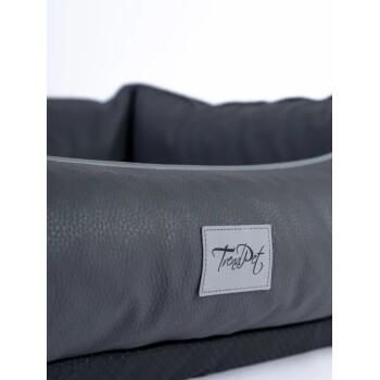 Nahaufnahme eines grauen Leder-Tierbetts mit einem "TrendPet"-Etikett vorne, aus einem Online-Tiergeschäft.