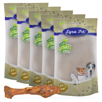 Fünf Beutel Lyra Pet Natur-Haustierfutter mit einem Knochenleckerlis davor, mit einem Logo und einem '100% Premiumqualität'-Label.