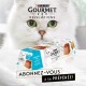 Chat blanc à poils longs aux yeux verts derrière un pack Purina Gourmet Revelations mousseline au thon ; texte «Abonnez-vous à sa préférée!».