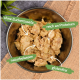 Schüssel mit Haustierfutter mit Fleischstücken, beschriftet mit "kein Zuckerzusatz," "reich an Protein," "natürlich," und "glutenfrei."