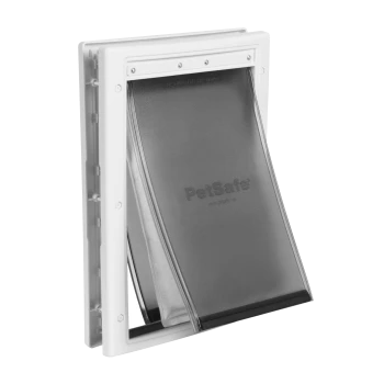 PetSafe Haustiertür mit einer flexiblen Klappe, die für einen einfachen Zugang für Haustiere konzipiert ist, mit einem weißen Rahmen und einer transparenten braunen Klappe.
