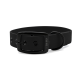Schwarzes Hundehalsband mit rechteckiger Schnalle und verstellbaren Löchern, mit dem eingravierten Text "THE DOG IDEA" an der Seite.