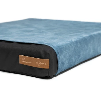 Orthopädisches Haustierbett mit blauer Oberseite und schwarzem Boden, mit einem braunen Etikett, das "RexProduct® ORTHO" liest.