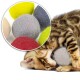 Eine verspielte Bengal-Katze kuschelt mit einem weichen, bunten Filzball, umgeben von weiteren Filzbällen in Gelb, Grau, Rot und Pink.