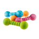 Bunte strukturierte Gummihantel-Spielzeuge für Hunde (grün, rosa, blau, orange) mit kleinem eingeprägtem Markentext auf weißem Hintergrund.