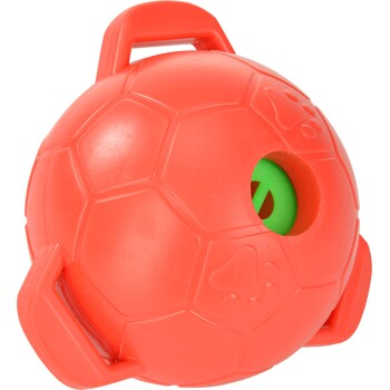 Rode plastic bal als hondenspeelgoed met handgrepen, zeshoekige panelen en pootafdrukreliëf; zijopening die een groene binnenbal onthult.