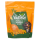 Orange-grüne Verpackung der Vutteri veganen Hundesnacks mit Karotten, Mandarine und einem Hund, der sich die Lippen leckt.