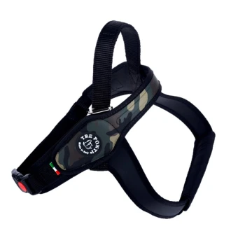 Hundegeschirr mit Camouflage-Muster, verstellbaren Riemen und einem runden Logo mit der Aufschrift 'TRE PONTI Made in Italy.'