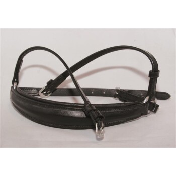 Schwarzes Leder-Haustiergeschirr mit verstellbaren Riemen und silbernen Schnallen, flach auf einem weißen Hintergrund ausgelegt.