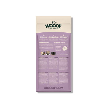 Rückseite eines WOOOF Hundefutterbeutels mit cremefarbenem Oberteil und violettem Rücken, WOOOF-Logo mit Hunde-Icon, Slogan ‚Oh my dog, that's goood‘, WOOOF.COM