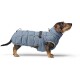 Ein Dackel trägt einen hellblauen gepolsterten Hundemantel, steht vor einem weißen Hintergrund und zeigt sein stilvolles Design und die verstellbaren Riemen.