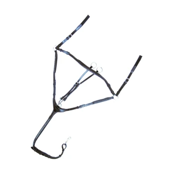 Schwarzes Haustiergeschirr mit verstellbaren Riemen und Metallringen, entworfen für Komfort und Kontrolle während der Spaziergänge.