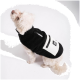 Ein kleiner weißer Hund trägt eine schwarze Fleecejacke mit einer Fronttasche und schaut gegen einen weißen Hintergrund.
