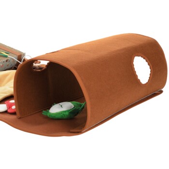 Brauner Stoffhaustiertunnel mit runden Seitenöffnungen und einem grünen Plüschspielzeug darin.