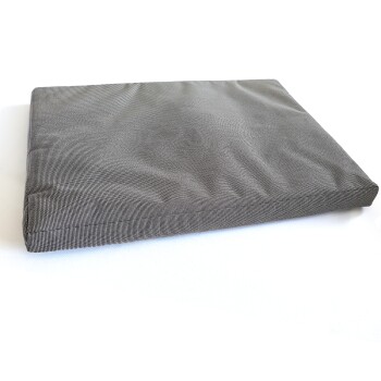 Graue Haustierbettkissen mit einer strukturierten Oberfläche, rechteckiger Form und leicht erhöhten Kanten, vor einem weißen Hintergrund.