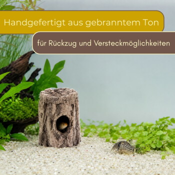 Keramisches Stumpfversteck mit Fischen und Corydoras; Text: 'Handgefertigt aus gebranntem Ton; für Rückzug und Versteckmöglichkeiten'.