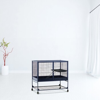 Ein geräumiger navyblauer Haustierkäfig auf Rädern, mit einer herausnehmbaren Schublade und einem Regal im Inneren, vor einem minimalistischen weißen Hintergrund.