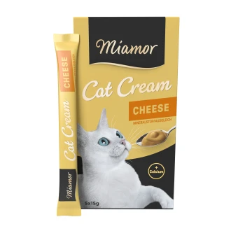 Miamor Katzencreme im Käsegeschmack, mit einer weißen Katze mit blauen Augen, einem Löffel Creme und dem Text "+ Calcium".