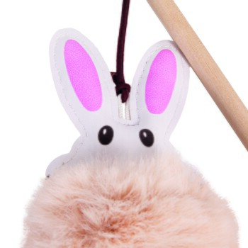 Nahaufnahme eines flauschigen Kaninchen-Spielzeugs mit rosa Ohren, die an einem Holzstab befestigt sind, entworfen für das Spiel mit Haustieren.