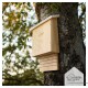 Ein Holzvogelhaus für Wildtiere, das an einem Baum montiert ist, mit einem geneigten Dach und einer Schiebetür, mit dem Logo "wildlife home" auf der Vorderseite eingraviert.