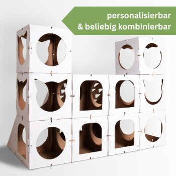 Weißes modulares Katzen-Spielhaus mit verschiedenen Ausschnitten, mit einem grünen Banner, das "personaliserbar & beliebig kombinierbar" liest.