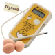 Digitales Brutthermometer (gelb) mit Sonde, Anzeige 32–42 °C ±0,1 °C, Etikett 'AA dailymate' und Markierung 'Digital', drei Eier