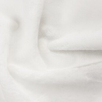 Nahaufnahme des weichen, weißen Haustierdeckenstoffs, der seine plüschige Textur und glatte Oberfläche zeigt.