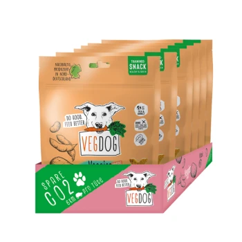 Eine Präsentation von Vegdog Gemüse-Trainingssnacks für Hunde, mit einem Cartoon-Hund auf der Verpackung, mit dem Text 'Tu Gutes. Füttere besser.' und 'Training-Snack.'