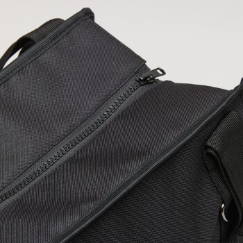 Nahaufnahme einer schwarzen Tragetasche für Haustiere mit Reißverschluss und strukturiertem Stoff, entworfen für den Transport von Haustieren.