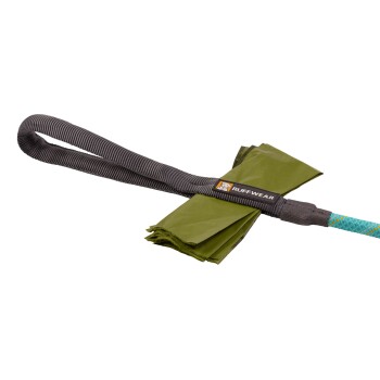 Ruffwear-Hundekotbeutelspender mit grünen Beuteln, mit einem stabilen Griff und einem bunten Leinenanhänger.
