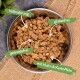 Metallschüssel mit Huhn & Kartoffeln Tiernahrung und grünen Etiketten: Vollnahrung, glutenfrei, getreidefrei, mit Huhn & Kartoffeln
