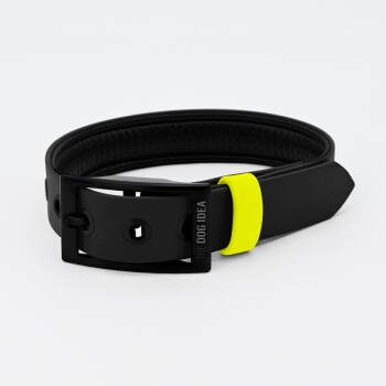 Schwarzes Hundehalsband mit gelbem Akzent und einer Schnalle, die mit 'THE DOG IDEA' beschriftet ist, vor einem weißen Hintergrund präsentiert.