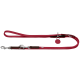 Rote Hundeleine mit einem braunen Ledergriff und Metallclips, mit einem kleinen Anhänger, der an der Leine befestigt ist.
