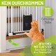 Eine ingwerfarbene Katze steht neben einem weißen Haustierzaun mit schmalen Stäben und einem herzförmigen Ausschnitt, der "KEIN DURCHKOMMEN" und "JETZT NEU MIT FLAT STEP" anzeigt.