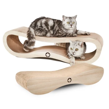 Kratzbrett Orbit + Satellite 2.0 Zwei Katzen, eine graue getigerte und eine silberne getigerte, spielen auf einem stilvollen Holzkratzbaum mit geschwungenem Design.