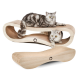Zwei Katzen, eine graue getigerte und eine silberne getigerte, spielen auf einem stilvollen Holzkratzbaum mit geschwungenem Design.
