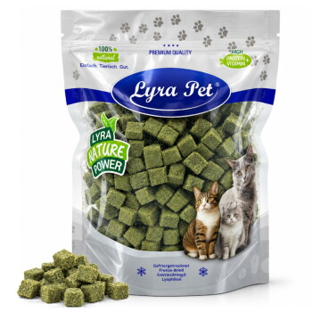 Lyra Pet-Tüte mit grünen Würfel-Katzenleckerlis, Haufen Würfel, drei Katzenfotos, Aufschriften Lyra Pet und Nature Power