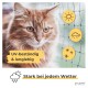 Nahaufnahme einer rotgetigerten Katze am schützenden Balkonnetz, Wettersymbole; deutscher Text: „UV-beständig & langlebig“ und „Stark bei jedem Wetter“