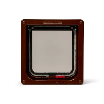 Braune Katzenklappe mit einer transparenten Klappe, mit einem roten Verriegelungsmechanismus und dem Text 'CAT MATE' oben.