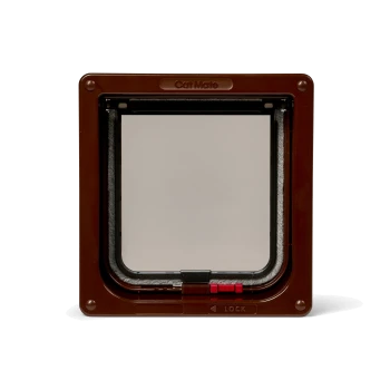 Braune Katzenklappe mit einer transparenten Klappe, mit einem roten Verriegelungsmechanismus und dem Text 'CAT MATE' oben.