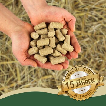 Hände halten gepresste Tierpellets über Heu, goldenes Siegel mit der Aufschrift 'Bewährte Qualität Seit über 15 Jahren Best Quality'.