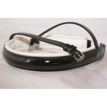 Schwarzes Leder-Haustierhalsband mit glänzender Oberfläche und weißer Polsterung, ausgestattet mit einer silbernen Schnalle zur Anpassung.