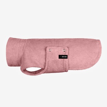 Ein Hund, der einen weichen rosa Fleece-Mantel trägt, stolz mit erhobenem Kopf steht und eine Tasche an der Seite sowie ein Etikett mit der Aufschrift "der Hund" zeigt.