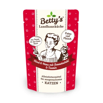 Die Verpackung von Betty's Landhausküche Katzenfutter zeigt einen Koch und eine Katze, beschriftet mit "Rind & Herz mit Borretschöl & Taurin," für erwachsene Katzen.