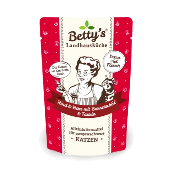 Die Verpackung von Betty's Landhausküche Katzenfutter zeigt einen Koch und eine Katze, beschriftet mit "Rind & Herz mit Borretschöl & Taurin," für erwachsene Katzen.